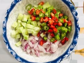 切好的食材放入大碗中！