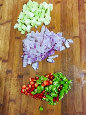 黄瓜削皮切成小丁，洋葱切成小丁，青红尖椒切成圈备用！