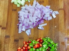 黄瓜削皮切成小丁，洋葱切成小丁，青红尖椒切成圈备用！