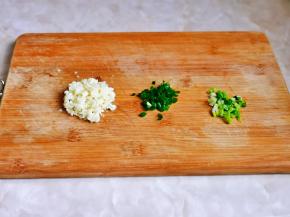 葱蒜去皮切好，葱白与葱叶分开切。