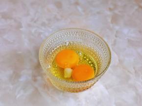 鸡蛋磕碗里，加入盐，用筷子打散。