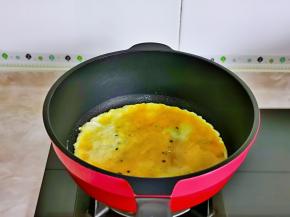 起油锅，倒入蛋液，小火煎蛋，直接用筷子不停的搅拌。