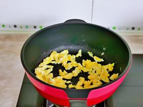 这样煎的鸡蛋特别嫩滑，盛出备用。