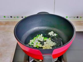 领起油锅，加入葱白与蒜末煸炒出香味。
