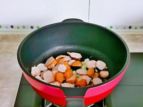 再加入切好的香肠煸炒。