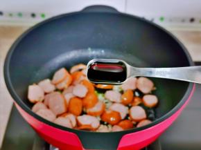 加入一勺生抽提鲜。