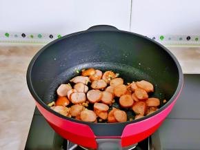 小火将香肠炒熟。