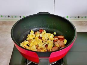 再加入煎好的鸡蛋。
