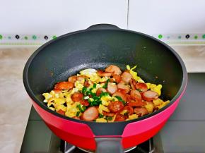 快速翻炒均匀，撒上葱花关火出锅。