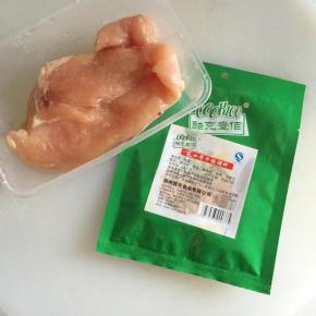 1.准备主料鸡胸肉、酷克壹佰芝加哥牛排调料