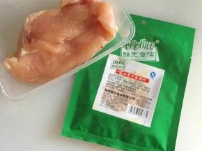 1.准备主料鸡胸肉、酷克壹佰芝加哥牛排调料