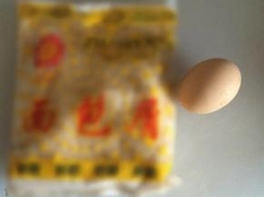 2.准备辅料面包屑、鸡蛋