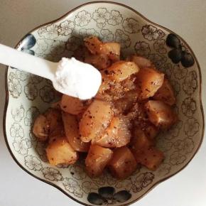 6.腌制好的鸡肉中放入一勺淀粉，再放入蛋液，抓均拌匀