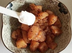 6.腌制好的鸡肉中放入一勺淀粉，再放入蛋液，抓均拌匀