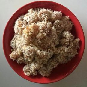 8.鸡肉依次都裹好面包屑