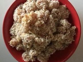 8.鸡肉依次都裹好面包屑