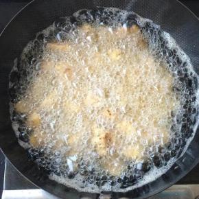 9.将鸡肉放入7成热的油锅中炸制