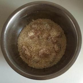 7.把鸡肉放入面包屑中，摇晃盛器，让鸡肉快速均匀的裹上面包屑