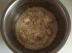 7.把鸡肉放入面包屑中，摇晃盛器，让鸡肉快速均匀的裹上面包屑
