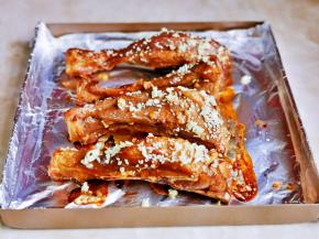 时间到后取出烤盘，撒上蒜末，白芝麻，入烤箱190度再烤10分钟。