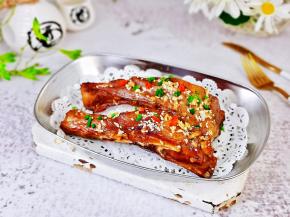 取出装盘，撒上葱花，辣椒段即可食用。