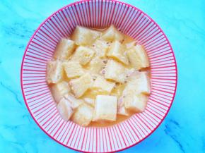 将吐司裹上蛋液。