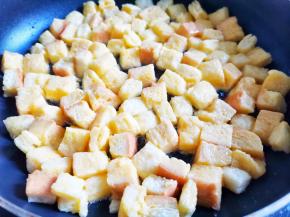 热锅倒油，放入吐司丁煎至金黄后盛出，