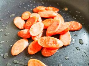 倒入香肠煎至变硬，