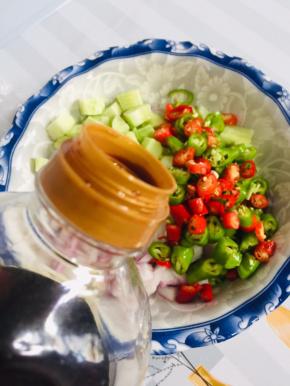 放入两勺生抽！