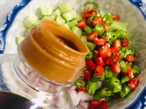 放入两勺生抽！