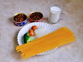 准备食材，食材的量可以根据个人胃口增减，我这个量可以做两份。