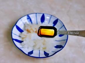 首先将鱿鱼花切片，加入料酒腌制5分钟。