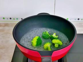 西兰花掰小朵焯水，水开加入1克盐再下西兰花大火煮30秒捞出过冷水。