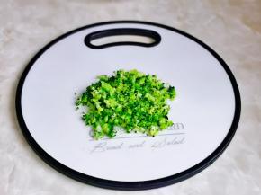 淋干水分后再将西兰花切碎。