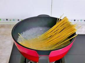锅中加入水烧开下意面，将意面煮熟，煮意面的最佳时间一般8分钟左右，熟后捞出过冷水备用。（当然也要根据实际情况另定，总之煮熟即可）