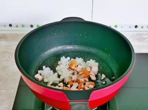 再加入切好的肠丁。