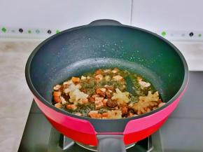 小火翻炒约30秒。