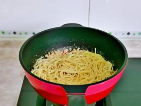 加入煮熟的意面。