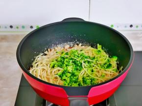 再加入切碎的西兰花。