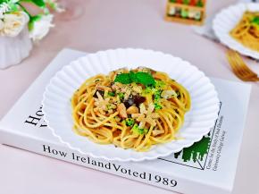 盛出装盘，装饰一个薄荷叶。