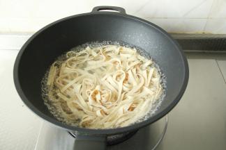 步骤2、锅里放入半锅清水，先大火烧开。放入千张丝，煮开进行焯水。