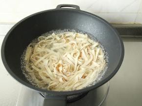 步骤2、锅里放入半锅清水，先大火烧开。放入千张丝，煮开进行焯水。