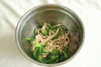 步骤4、然后一起捞出到盆中，稍微沥干水分备用。