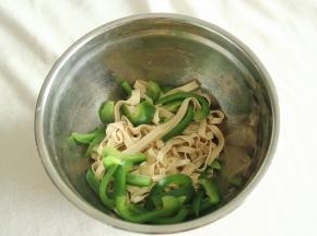 步骤4、然后一起捞出到盆中，稍微沥干水分备用。