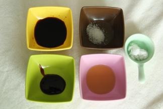 步骤5、然后准备：麻油2勺，糖一小勺，生抽2勺，蚝油一勺，盐1勺。