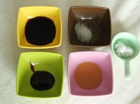 步骤5、然后准备：麻油2勺，糖一小勺，生抽2勺，蚝油一勺，盐1勺。