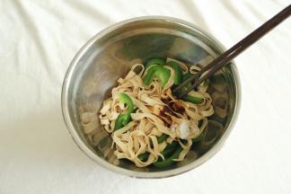 步骤6、然后将步骤5中的调料全部倒入炒好的千张丝和青椒丝中。