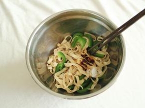 步骤6、然后将步骤5中的调料全部倒入炒好的千张丝和青椒丝中。