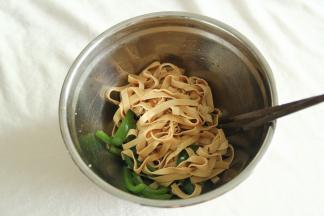 步骤7、搅拌均匀。因为千张丝焯水后是温热的，盐糖等很容易融化，搅拌均匀入味就可以。