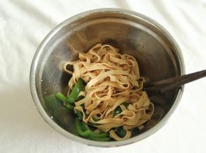 步骤7、搅拌均匀。因为千张丝焯水后是温热的，盐糖等很容易融化，搅拌均匀入味就可以。